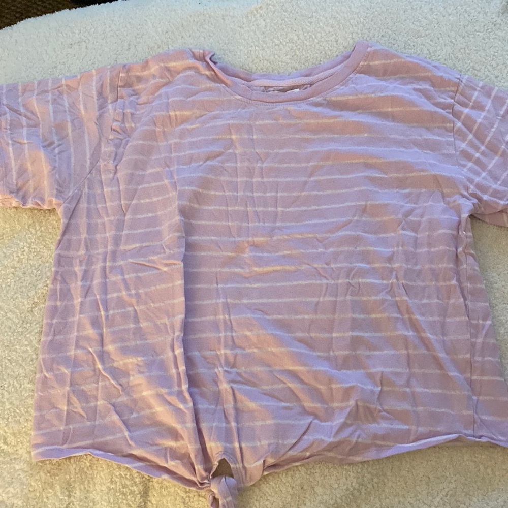 Kids basic tee with tie knot on the front